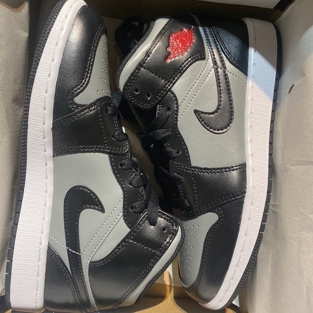 Air Jordan (GS ) Mid Shadow Red size :4